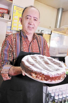 Bolo de chocolate com cobertura